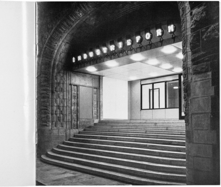Alte Synagoge in Essen Ausstellungskatalog „Sammlung Industrieform“, ohne Datum, Innenteil, 21 × 21 cm Bestand Hans Koellmann im Baukunstarchiv NRW