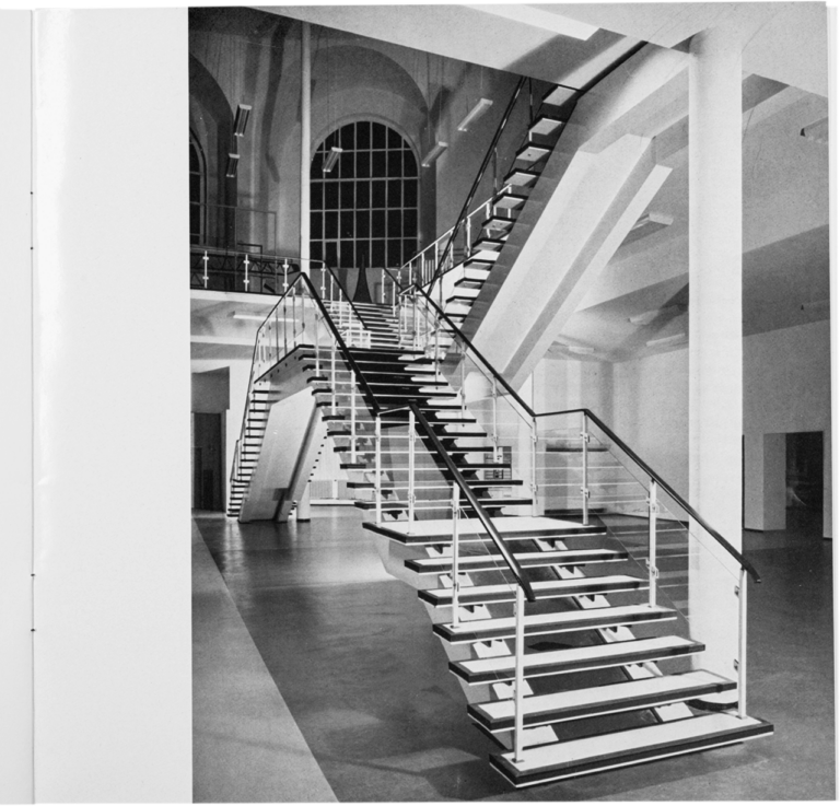 Alte Synagoge in Essen
Ausstellungskatalog „Sammlung Industrieform“, ohne Datum, Innenteil, 21 × 21 cm
Bestand Hans Koellmann im Baukunstarchiv NRW