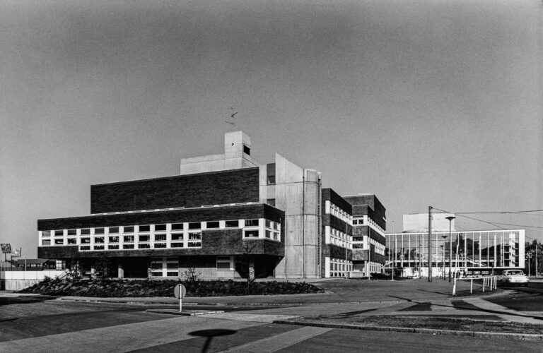 Bildungszentrum Gelsenkirchen,Fotografie, 23,7 × 17,4 cm, Treppenhaus, um 1972,Bestand Harald Deilmann im Baukunstarchiv NRW