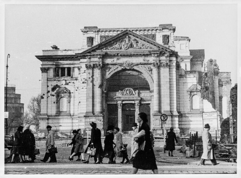 Grillo-Theater, Essen
Fotografie, 18 × 23,9 cm, Opernhaus Essen von Heinrich Seeling (1892), nach 1945.
Bestand Wilhelm Seidensticker im Baukunstarchiv NRW 