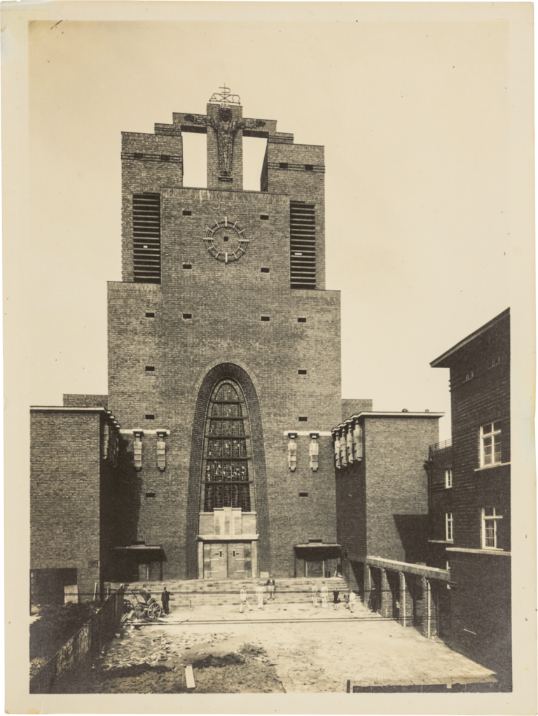 Heilig-Kreuz-Kirche, Gelsenkirchen Schwarz-Weiß-Fotografie, 35 × 25,5 cm, Ansicht der Baustelle, ca. 1929. Bestand Josef Franke im Baukunstarchiv NRW