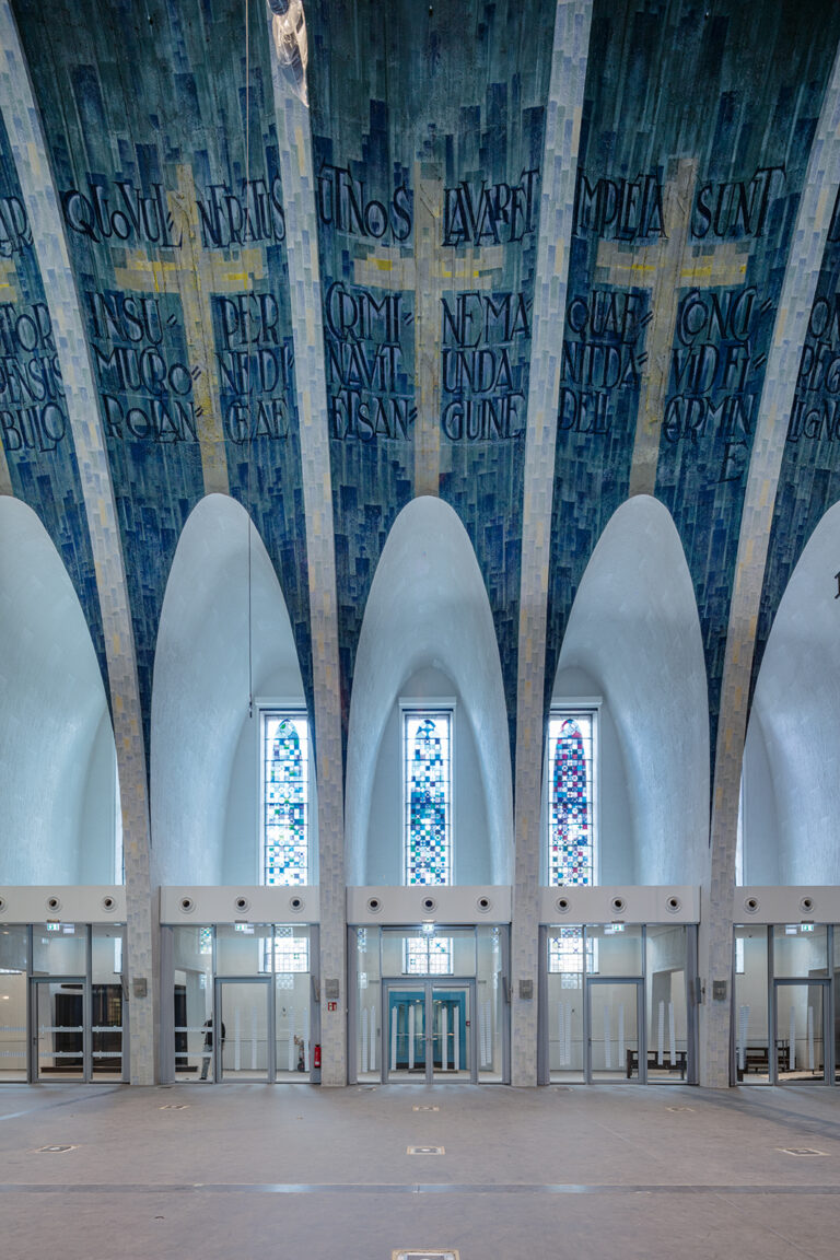 Heilig-Kreuz-Kirche, Gelsenkirchen, Fotografie von Detlef Podehl, 2021.