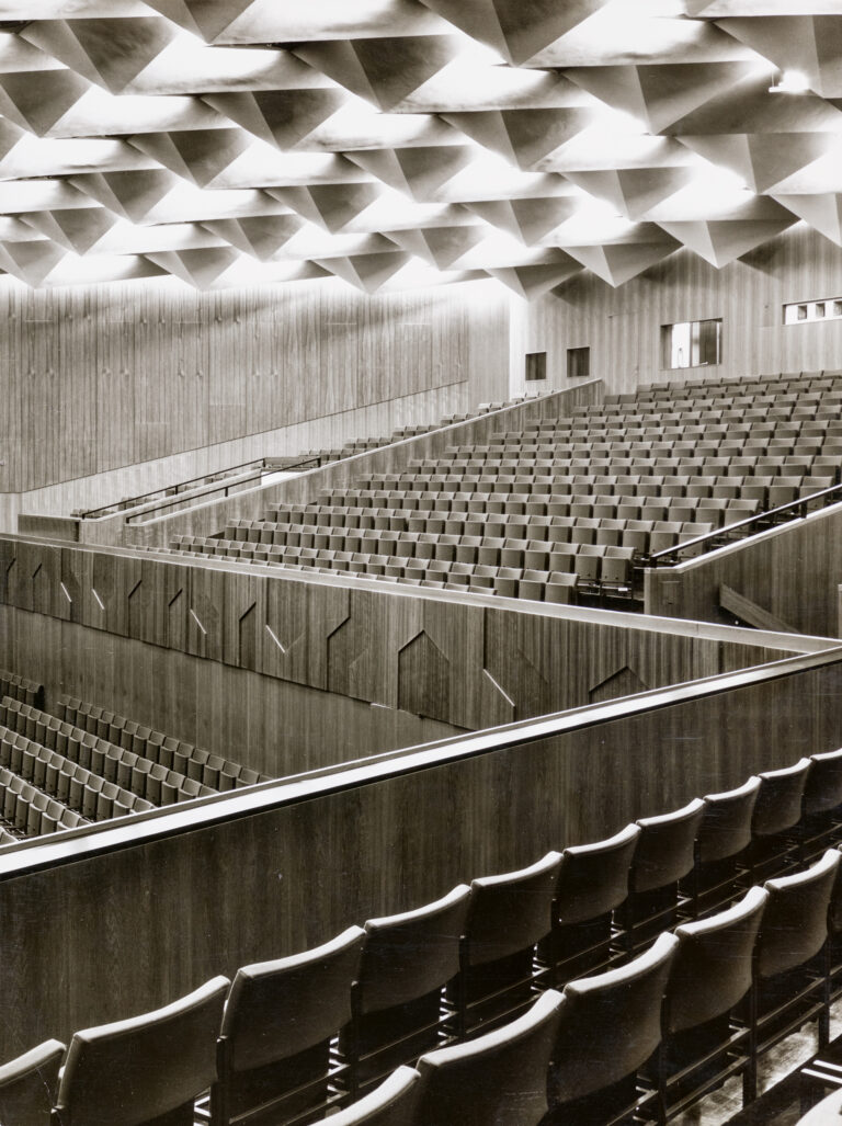 Mercatorhalle, Duisburg Fotografie, 22,9 × 17,3 cm, Großer Saal, ca. 1962 Bestand Peter Voigtländer im Baukunstarchiv NRW