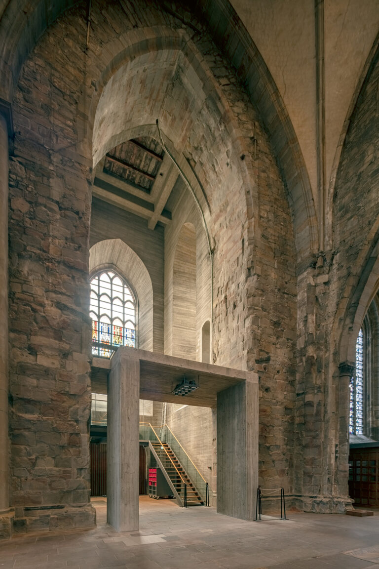 Kirche St. Reinoldi, Dortmund, Wiederaufbau Herwarth Schulte, Fotografie von Detlef Podehl, aufgenommen während des Orgelneubaus, 2021. 
