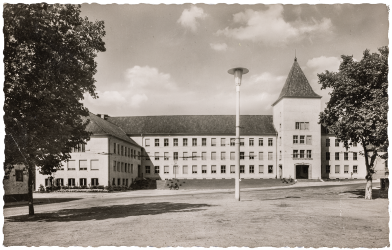 Moers Town Hall, Heinrich Hauschild and Rainer Runge, 1951-53, postcard
Baukunstarchiv NRW collection 
