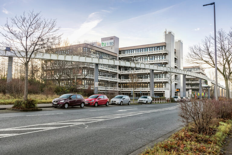 TU Dortmund, EF 50, Rückseite des EF 50 Gebäudes mit Wortmarke »TU | 50«, Fotografie von Detlef Podehl, 2021